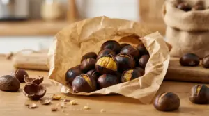 Castagne al cartoccio arrostite in un sacchetto di carta su un tavolo di legno